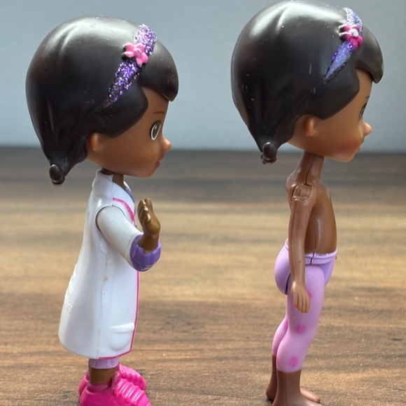 * 2 Disney Jr. Action Figure DOC MCSTUFFINS Just Play 3.5" Doll Toys Cake Topper - Picture 6 of 12